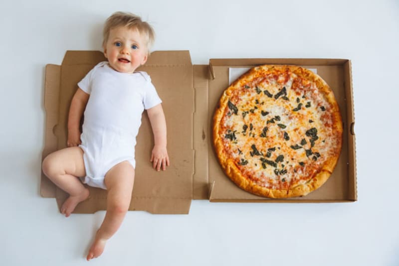 Žena fotila svého syna s pizzou 12
