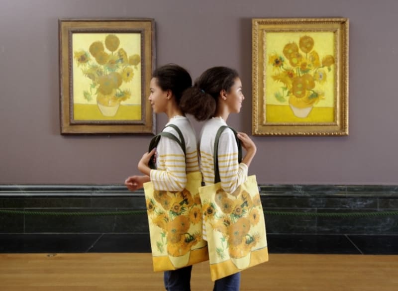 Van Gogh ve skutečnosti vytvořil celou sérii maleb se slunečnicemi. Dvě verze, které jsou si velmi podobné, nyní vystavují v londýnské Národní galerii.