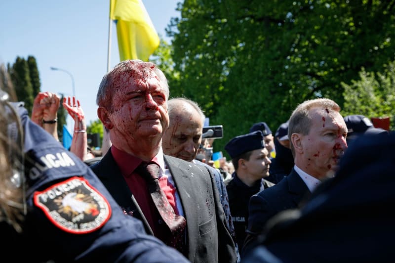 Takhle vítal dav ruského diplomata na hřbitově ve Varšavě