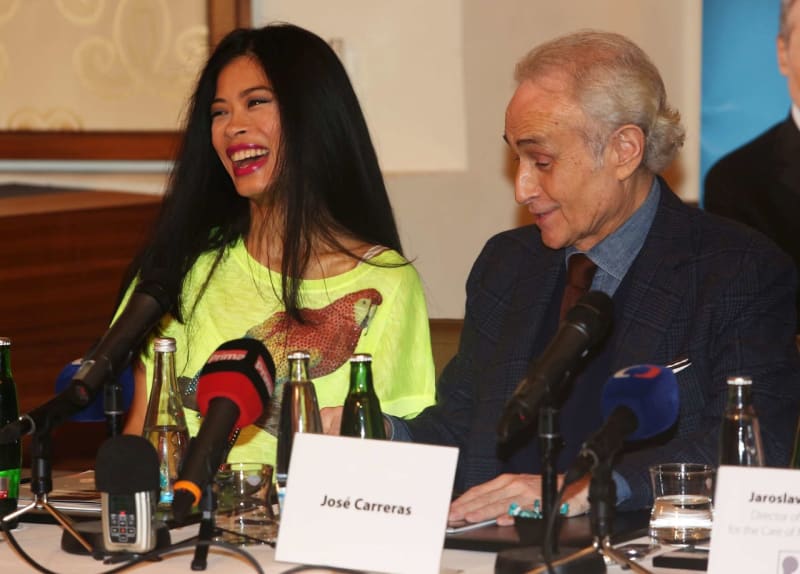Vanessa-Mae a José Carreras v Praze - Rozdávali úsměvy na tiskové konferenci, ale jinak si zachovali odstup hvězd