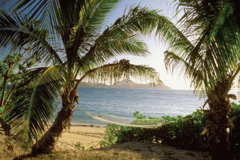 Houpací síť mezi palmami na ostrově Tokoriki