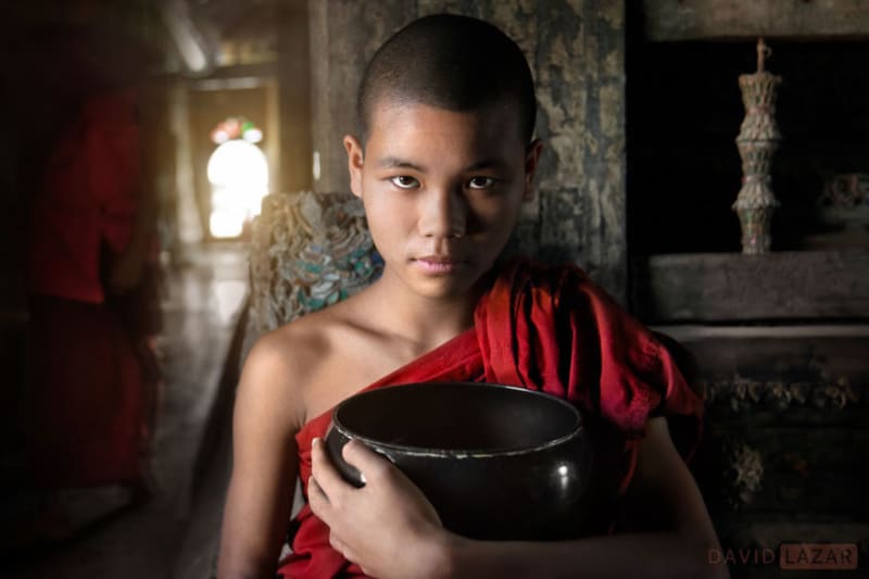 Mladý mnich s miskou v klášteře Shwe Yan Pyay