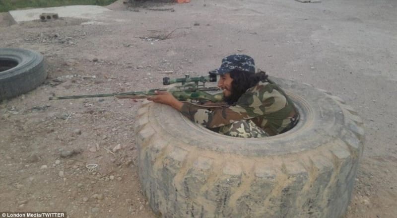 Abdelhamid Abaaoud se cvičí ve střelbě.