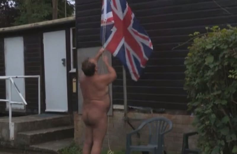 Britská tajná nudistické obec... Britská vlajka na stožáru