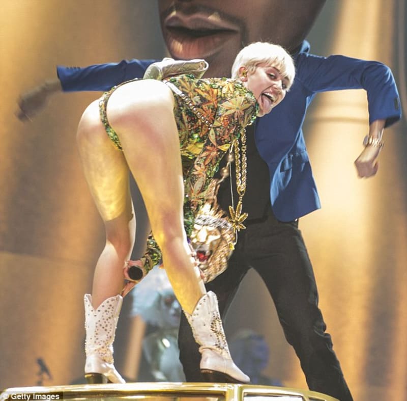 Turné Miley Cyrus: Ruka v rozkroku a trikot z lístků marihuany - Obrázek 6