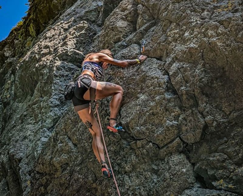 Sexy horolezkyně miluje adrenalin