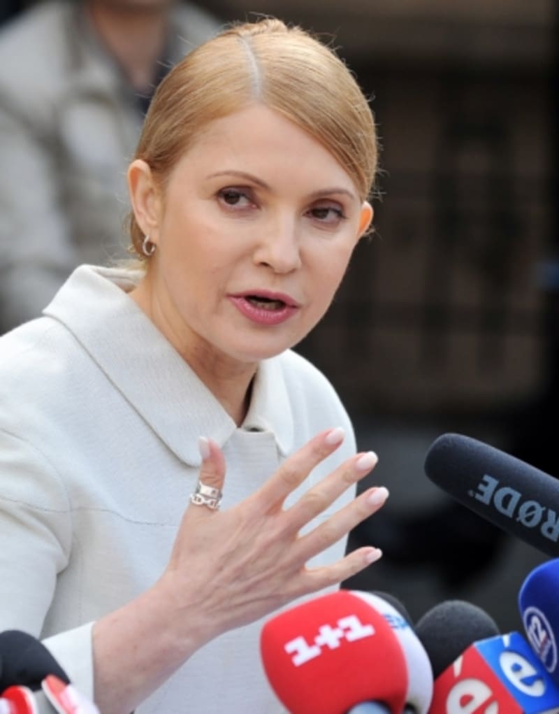 Bývalá ukrajinská premiérka Julija Tymošenková si uvědomila, že by přece jen ráda usilovala o prezidentskou funkci, až si samým vzrušením zapomněla připevnit svůj pověstný cop.