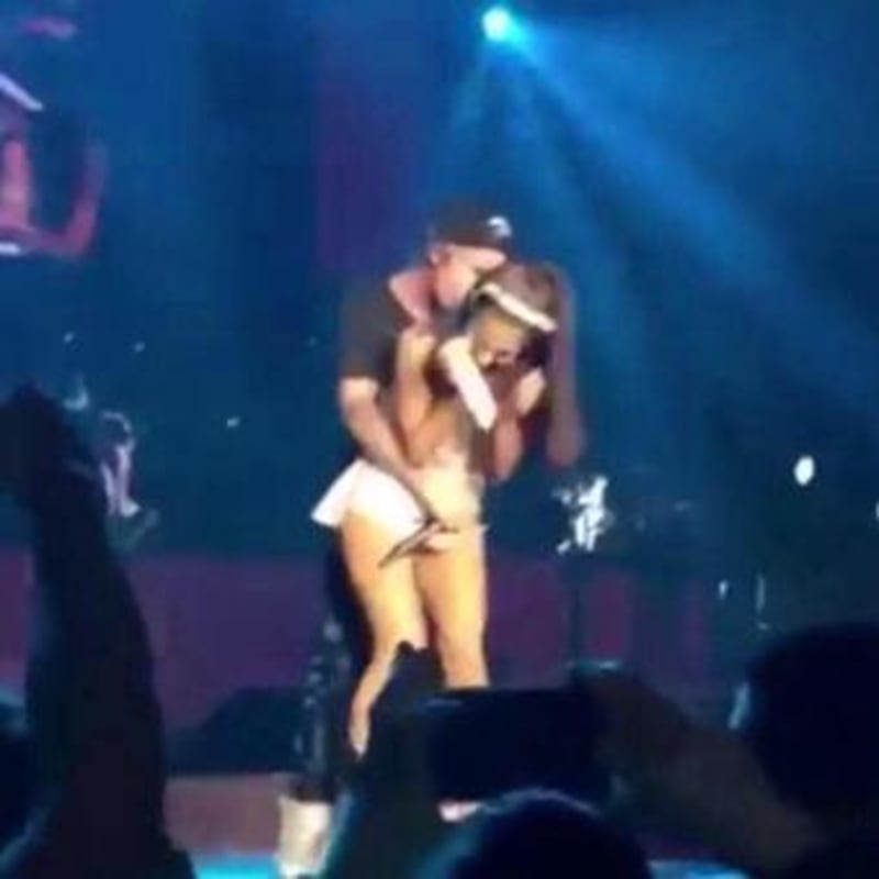 Ariana Grande s Justinem Bieberem na vystoupení