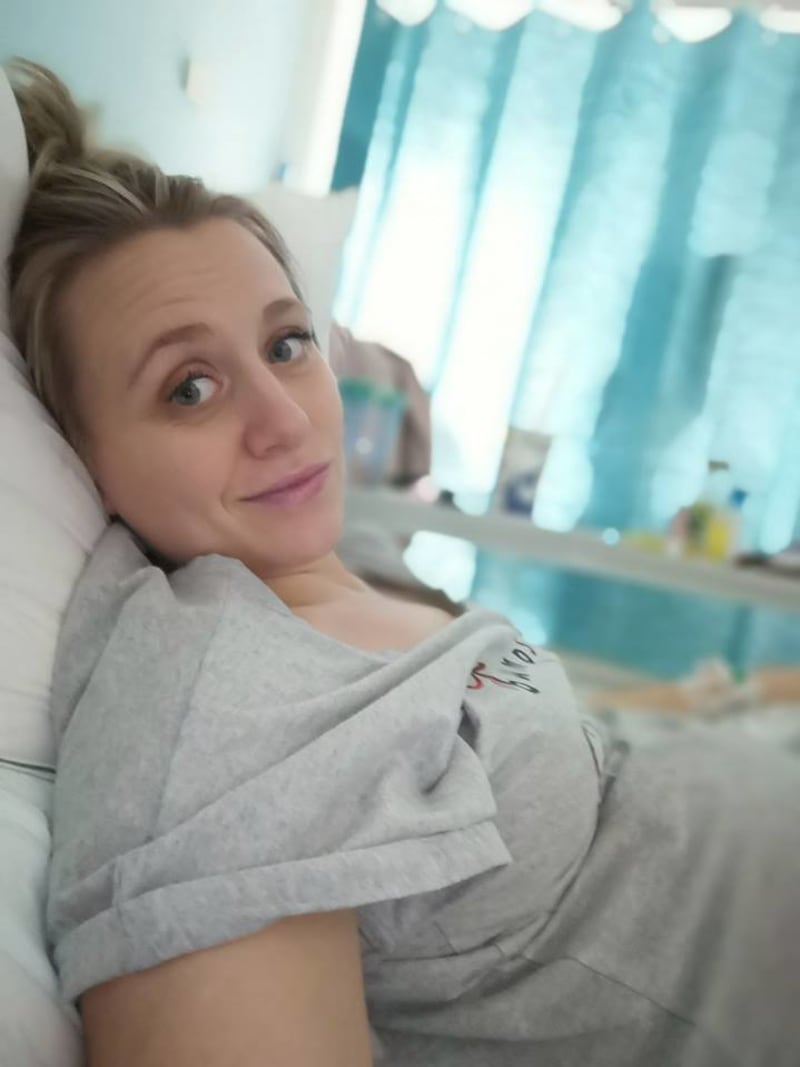 Ženě vyjmuli dítě z dělohy kvůli operaci 5