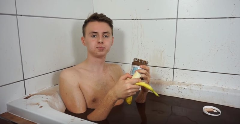 Youtubeři se rachtají ve vaně s čokoládou 4
