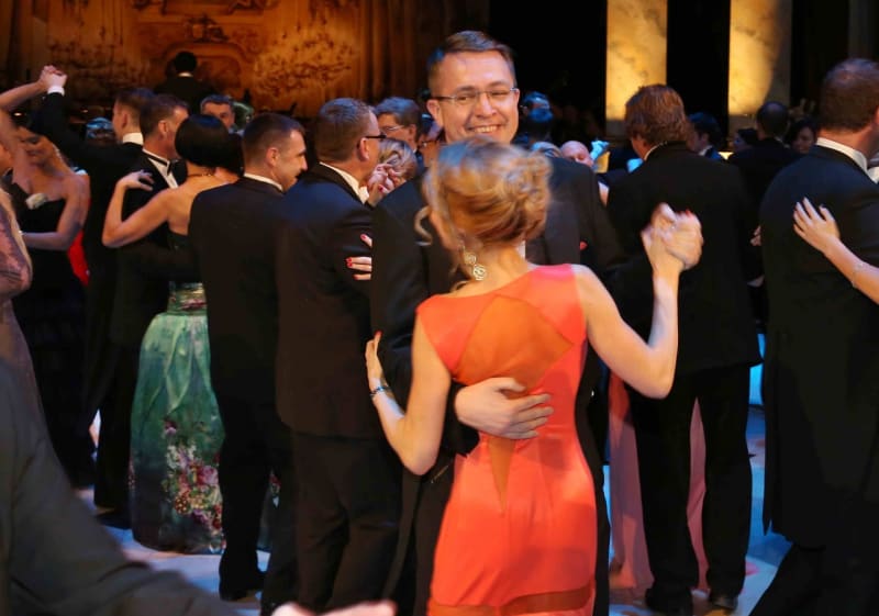 Roman Šmucler s partnerkou při tanci, v pozadí v zelených šatech jeho bývalá manželka Libuše Šmuclerová s přítelem Dominikem Haškem