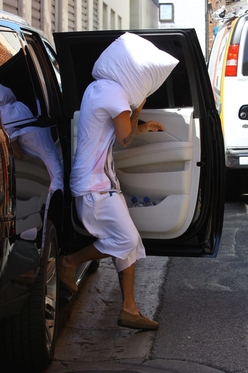 Justin Bieber si zakrýval tvář polštářem - Obrázek 2