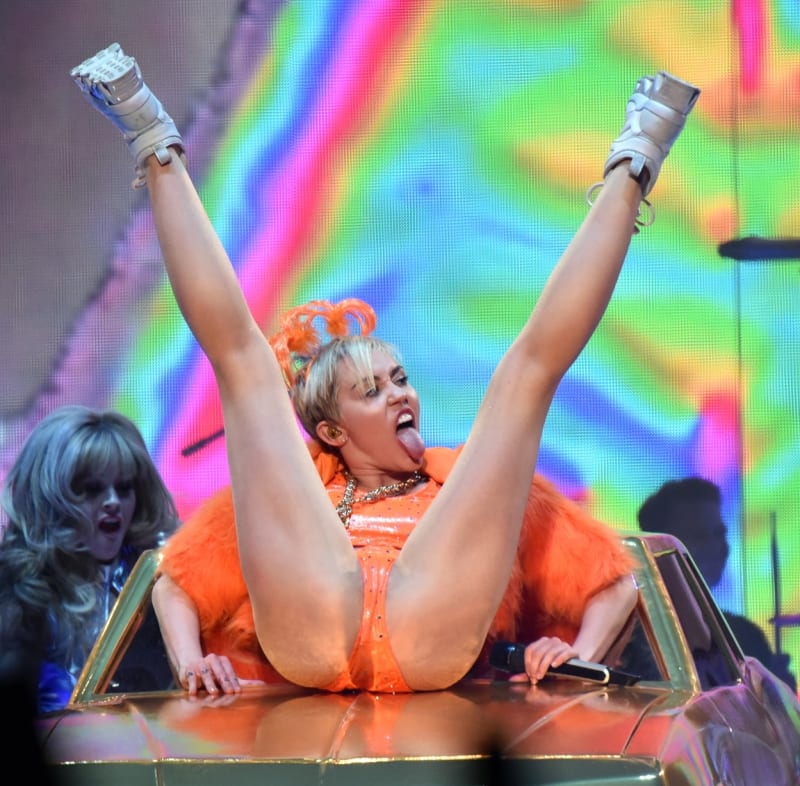 Miley Cyrus prožívá hodně divoké období.