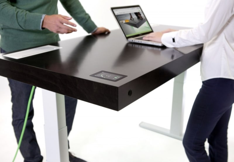 Bývalí zaměstnanci firem Apple a Disney vyvinuli speciální chytrý stůl 'Stir Kinetic Desk', který hlídá množství vašeho pohybu a připomene vám, pokud jste se od něj dlouho nezvedli. Chytré zařízení se ovládá pomocí jednoduché dotykové obrazovky.