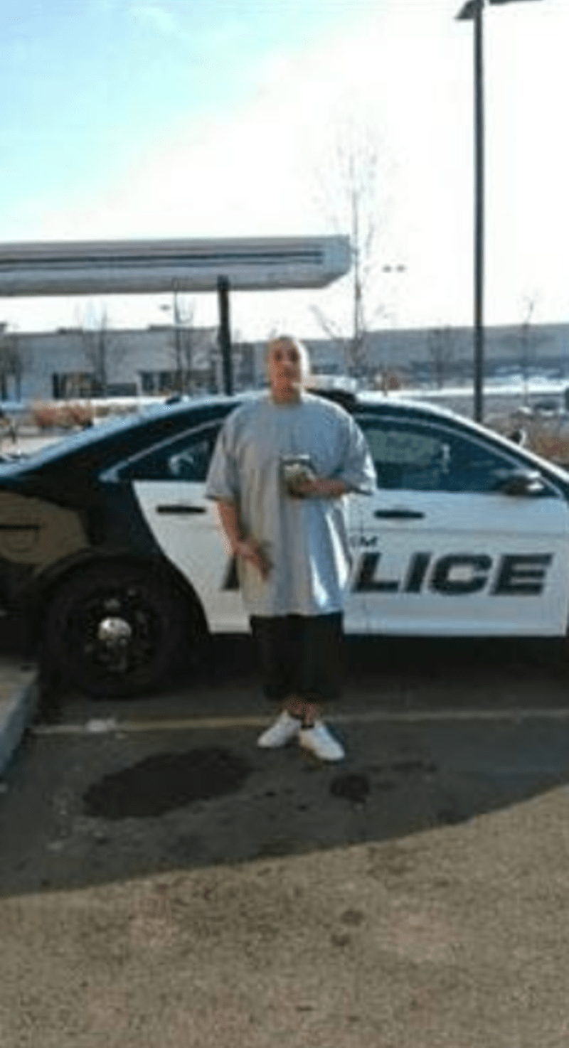 Drsňák, který byl hledán kvůli několika trestním činům, se vyfotil u policejního auta s rádoby vtipným popiskem. Policie ho brzy na to chytla.