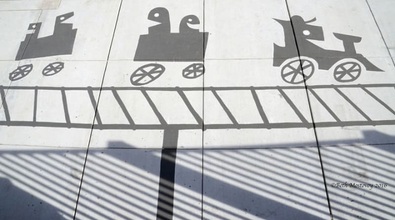 Pouliční umělec kreslí falešné stíny