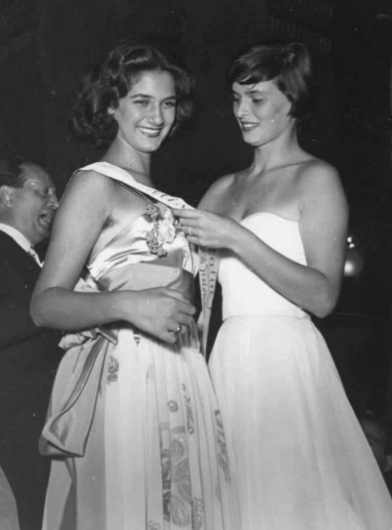Anna Maria Bugliari (nová Miss Italia 1950) a Lucia Bosè (bývalá Miss Italia 1947).