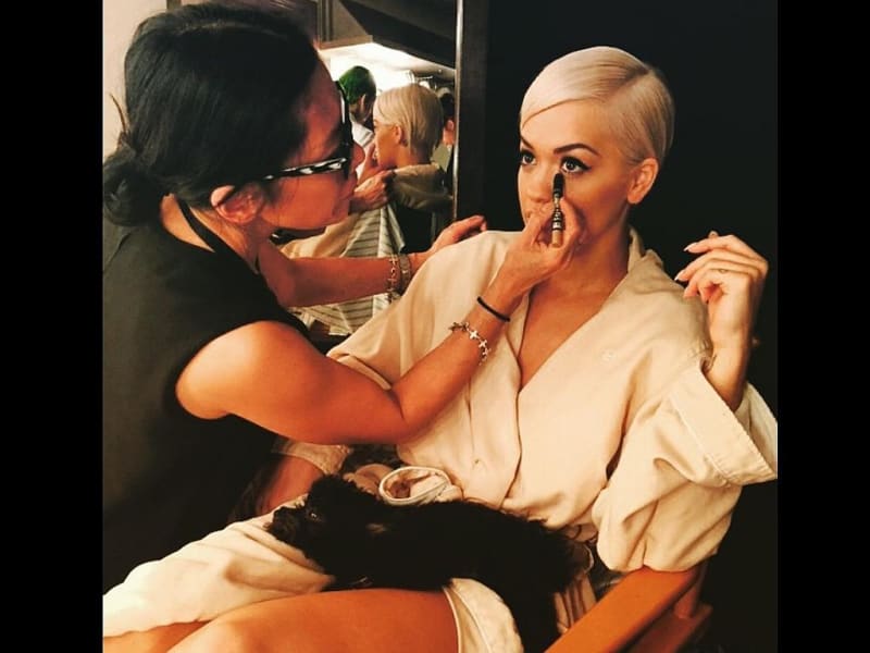 Rita Ora v péči make-up artistů.