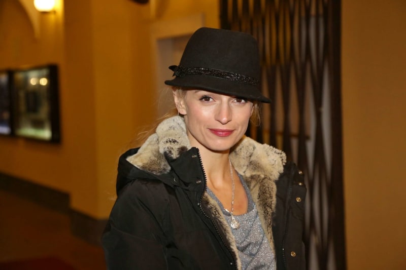 Herečka Ivana Jirešová přišla gratulovat v apartním kloboučku