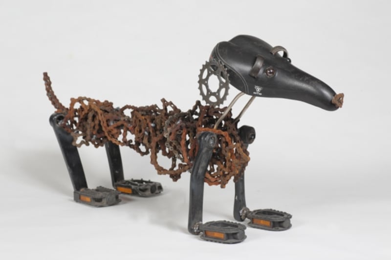 Izraelská umělkyně Nirit Levav Packer se baví vytvářením soch psů z cyklistických řetězů. Občas ale použije i jinou součástku.