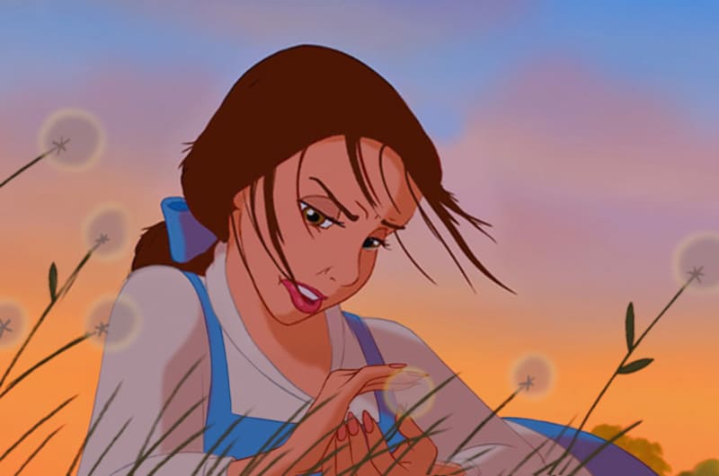 Belle s rozevlátými vlasy a přilepenými na její lesk na rty