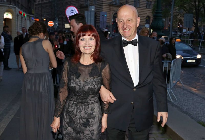 Novinář a spisovatel Ondřej Neff s manželkou Ljubou Krbovou, krásný pár!