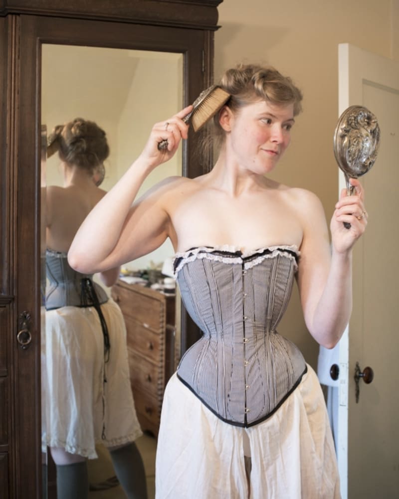 Třiatřicetiletá Američanka Sarah Chrisman ze Seattlu se rozhodla žít se vším všudy jako v 19. století. Každý den nosí korzet a viktoriánské šaty, látá si punčochy a pere výhradně ručně. Nikdy ji neuvidíte s mobilem nebo jakýmkoli jiným vy