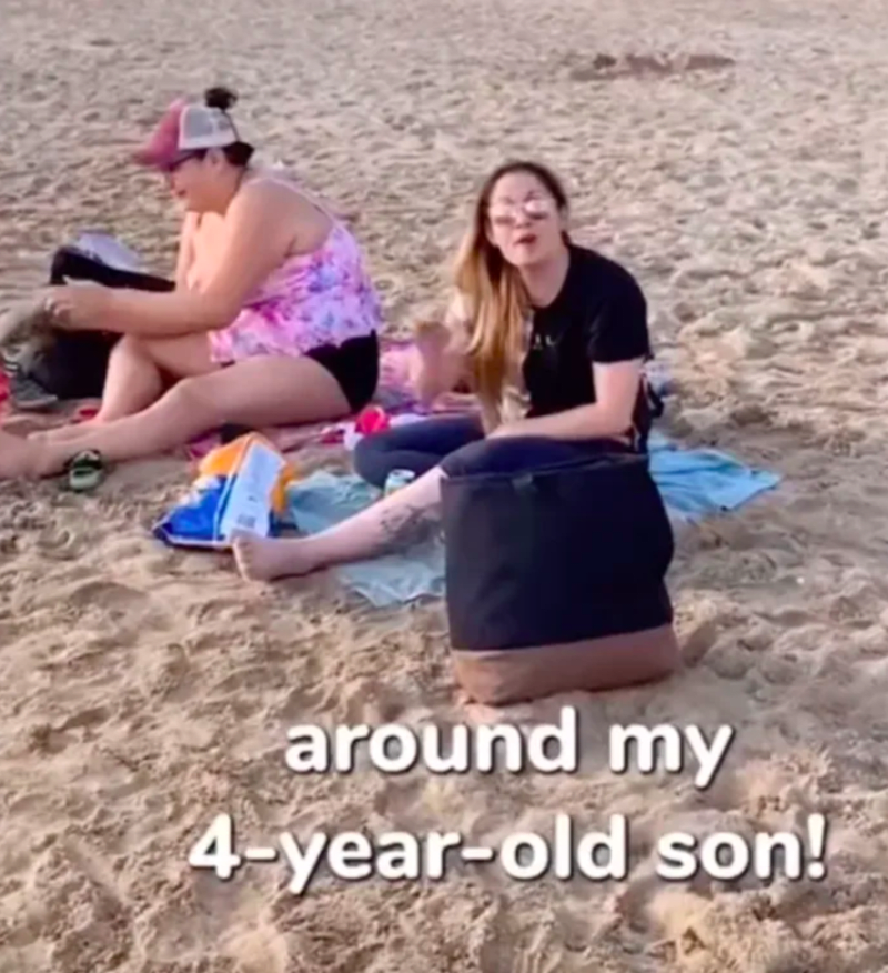Matka křičela na ženu kvůli plavkám její dcery 1