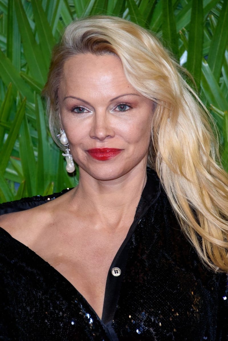 Pamela Anderson připomíná voskovou figurínu.
