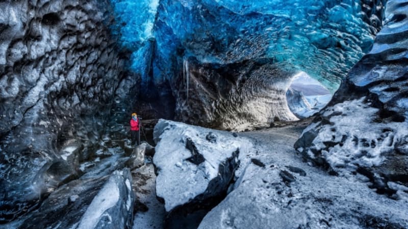 Úžasné snímky ledové jeskyně na Islandu... Do modra zbarvený led o tloušťce 20 metrů obklopoval fotografa, který se odvážil sestoupit do ledové jeskyně pod ledovcem na Islandu.