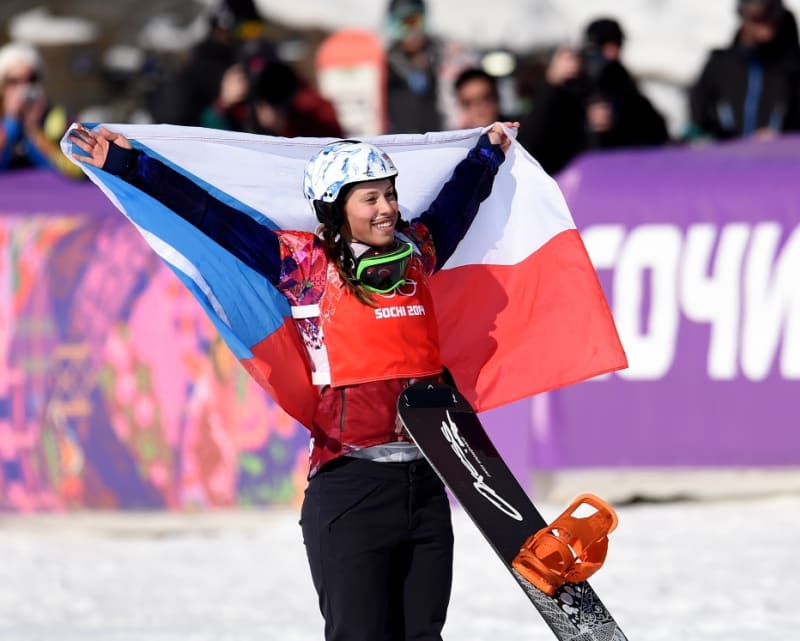 Olympijská vítězka Eva Samková během tréninku na Světový pohár ve snowboardcrossu ve švýcarském Veysonnaz upadla a utrpěla otřes mozku. Do nemocnice ji přepravil vrtulník