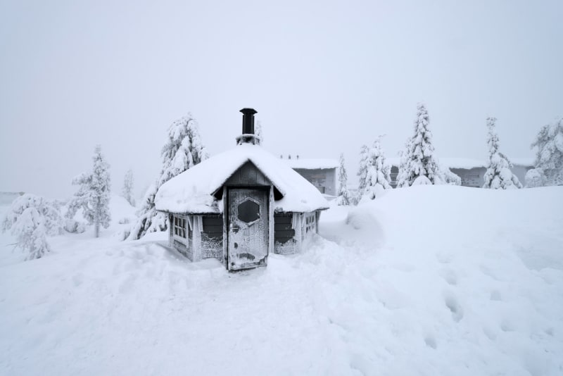 Finská chata v zasněžené krajině, Iso Syöte, Lapland, Finland