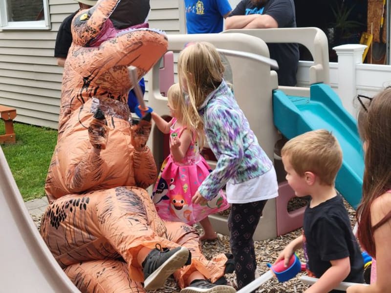 Když se na dětskou párty převlečete za dinosaura.