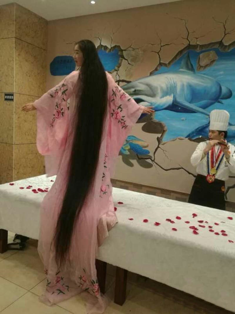 Sie Čchiou-pching – žena s nejdelšími vlasy, jejich délka je 5,627 metrů.