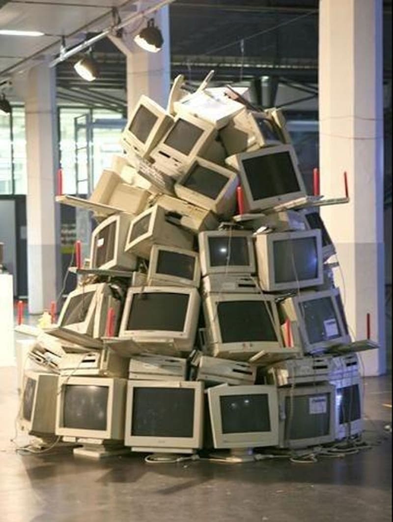 Stromek ze starých PC monitorů.