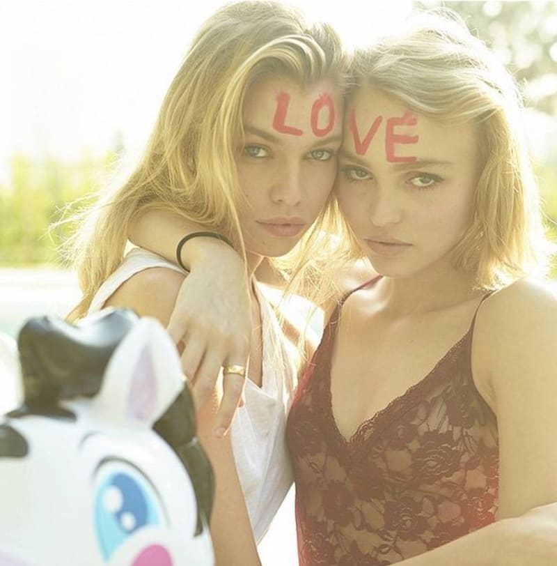 Lily-Rose se zamilovala do Victoriina andílka Stelly Maxvell, která ještě nedávno randila s Miley Cyrus.