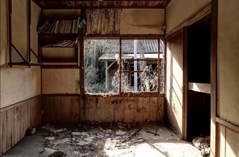 Fotograf zachytil starou opuštěnou nemocnici v Japonsku - Obrázek 2