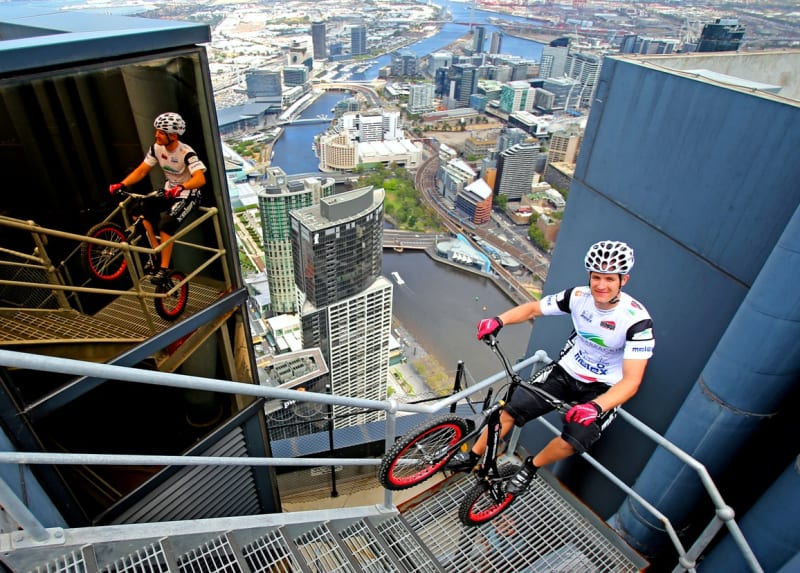Polský biker Krystian Herba vyskákal na kole až do nejvyššího patra Eureka Tower v Melbourne a zapsal se do Guinnossovy knihy světových rekordů. Na 91 pater, respektive 2919 schodů potřeboval hodinu a 45 minut