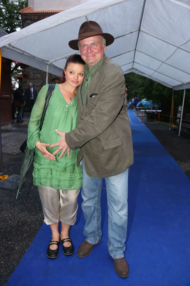 RWE party MFF Karlovy Vary 2014 - Igor Bareš s manželkou Antonii Talackovou čekají druhé dítě