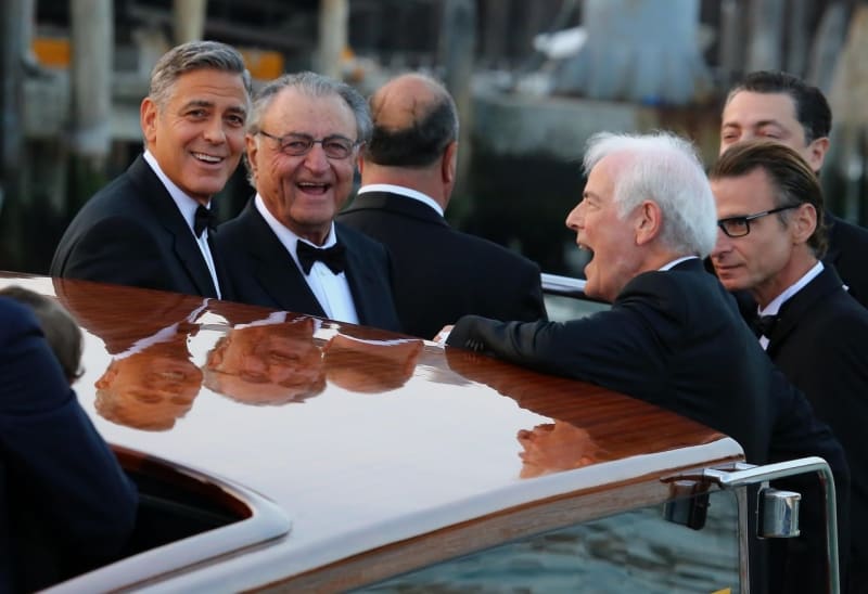 George Clooney vedle kterého stojí tatínek Amal a naproti usmívající se otec Georga