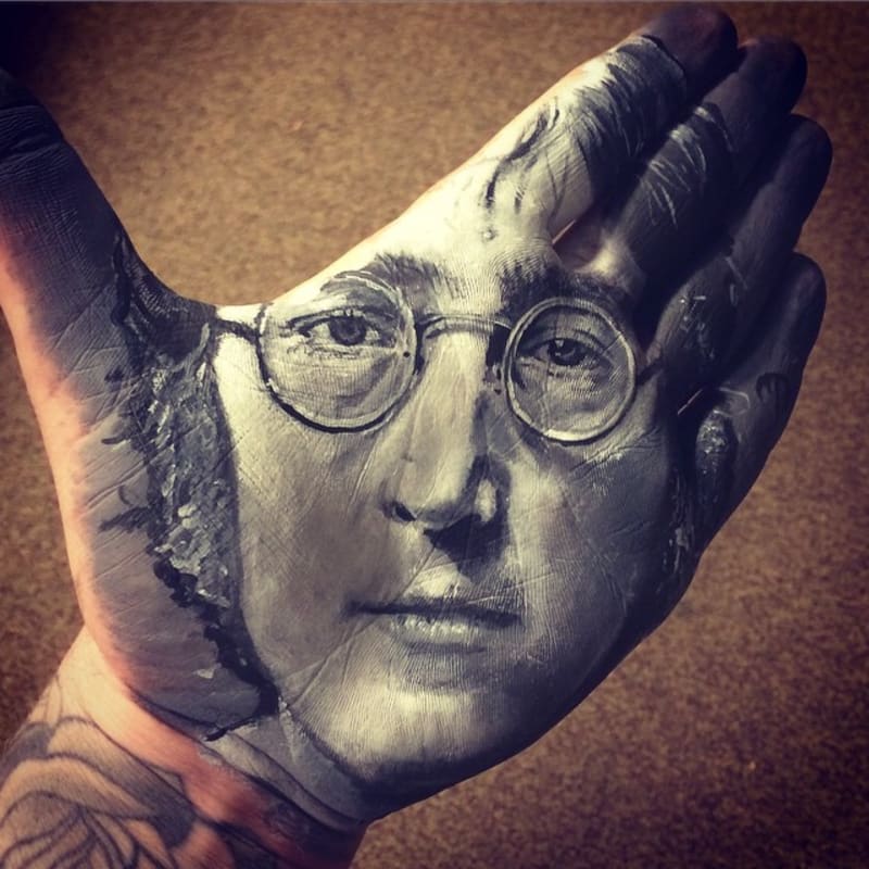 John Lennon na dlani a...