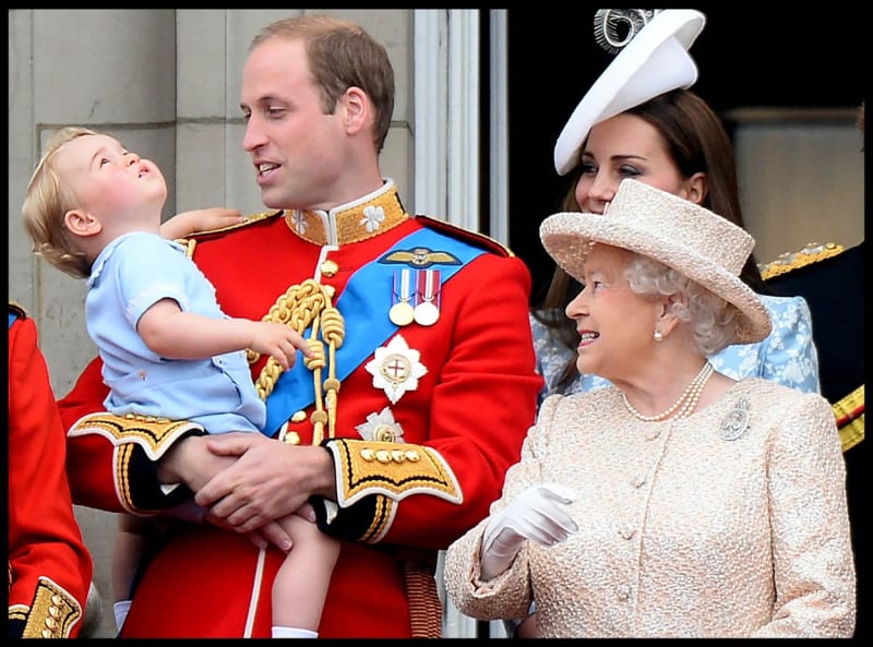 George během přehlídky divoce diskutoval i s prababičkou královnou.