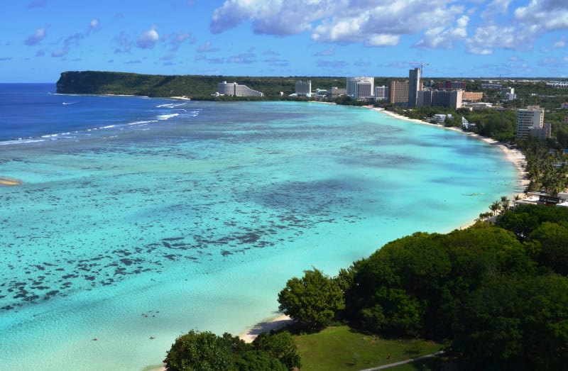 Guam - opět izolovaný ostrov v Tichém oceánu, navíc s rozsáhlou vojenskou základnou