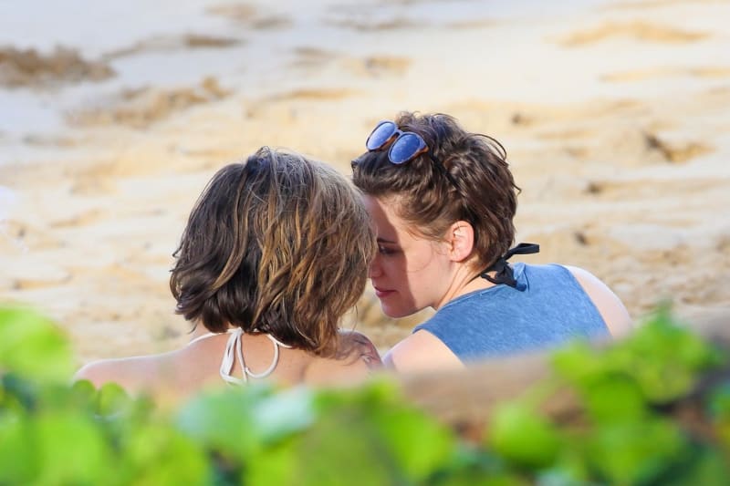 Kristen Stewart s nejlepší kamarádkou na pláži - Obrázek 1