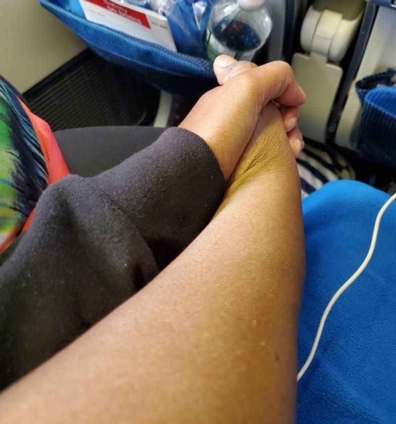 Je mi 32 let a bojím se létání. Máma mě proto vždycky drží za ruku.
