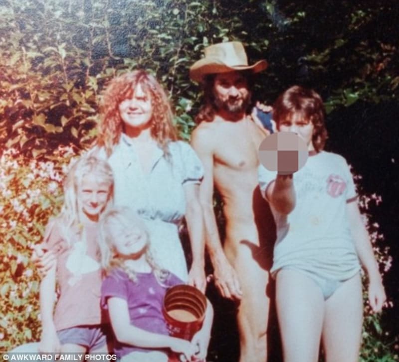 Rodinná fotka s nahým partnerem a fuckující dcerou je určitě chloubou každé matky.