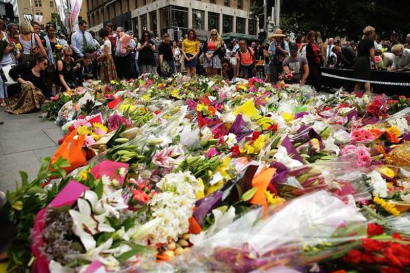 V Sydney nosí lidé květiny na místo tragédie... - Obrázek 10