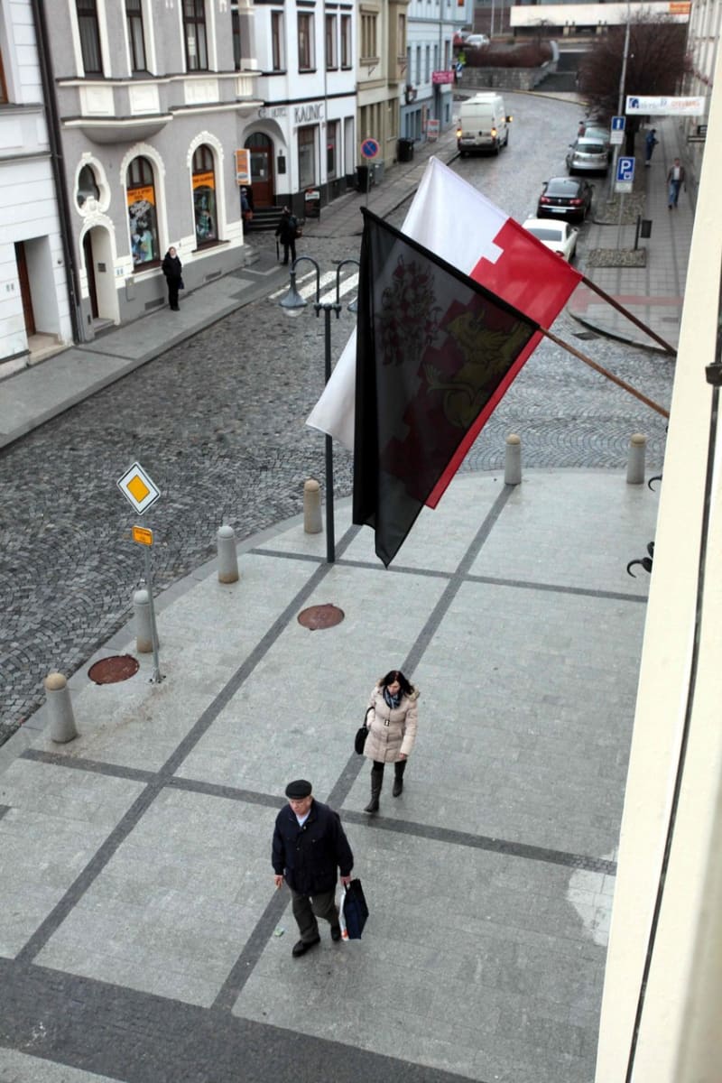 Město Uherský Brod vyvěsilo černou vlajku