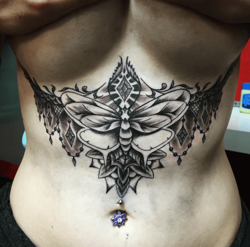 Tetování pod prsy - Obrázek 5