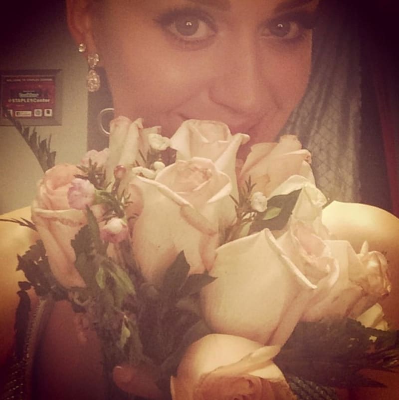 Katy Perry ještě jednou - s romantickými růžemi